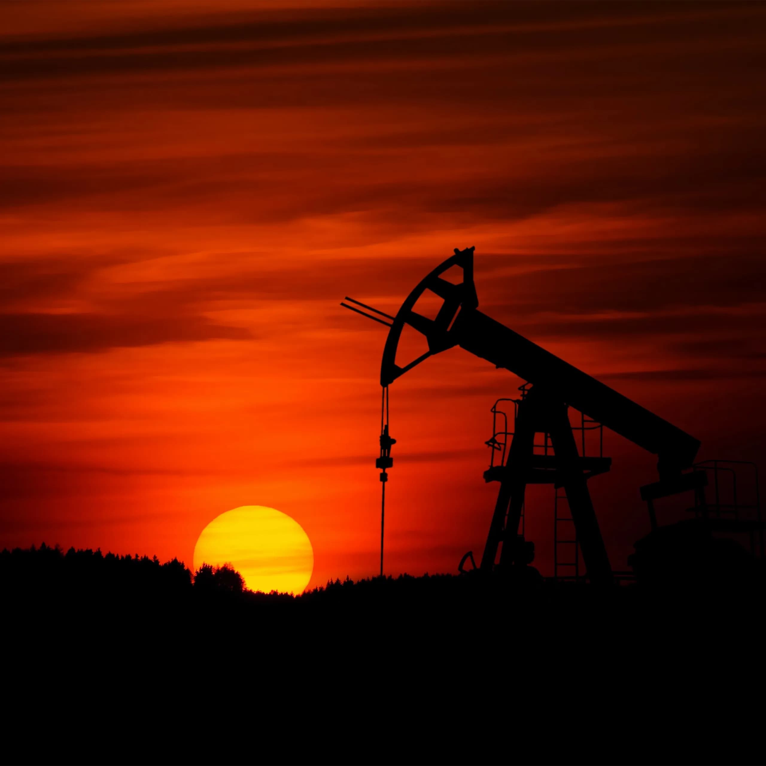 нефтедобывающая вышка на закате